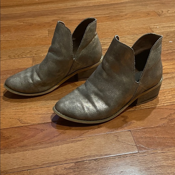 Shoes - Women's Metallic Ankle Boots size 7 GUC